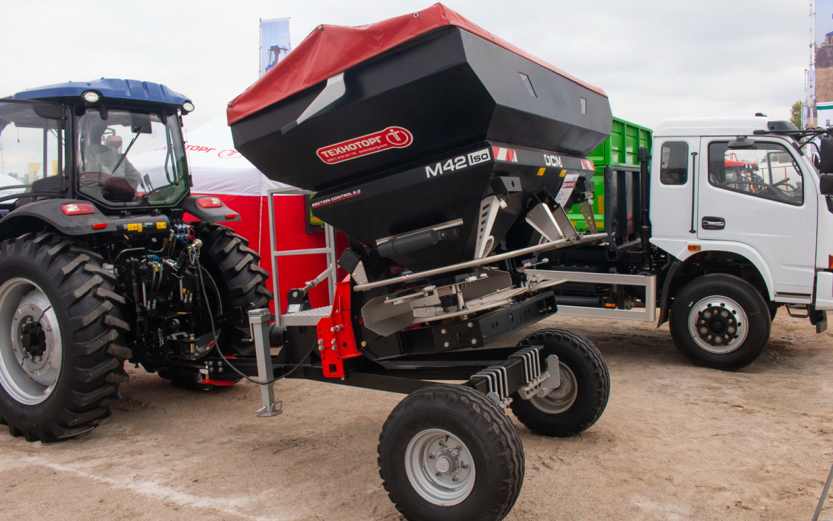 Разбрасыватель твёрдых минеральных удобрений Line M42 DCM Spreaders