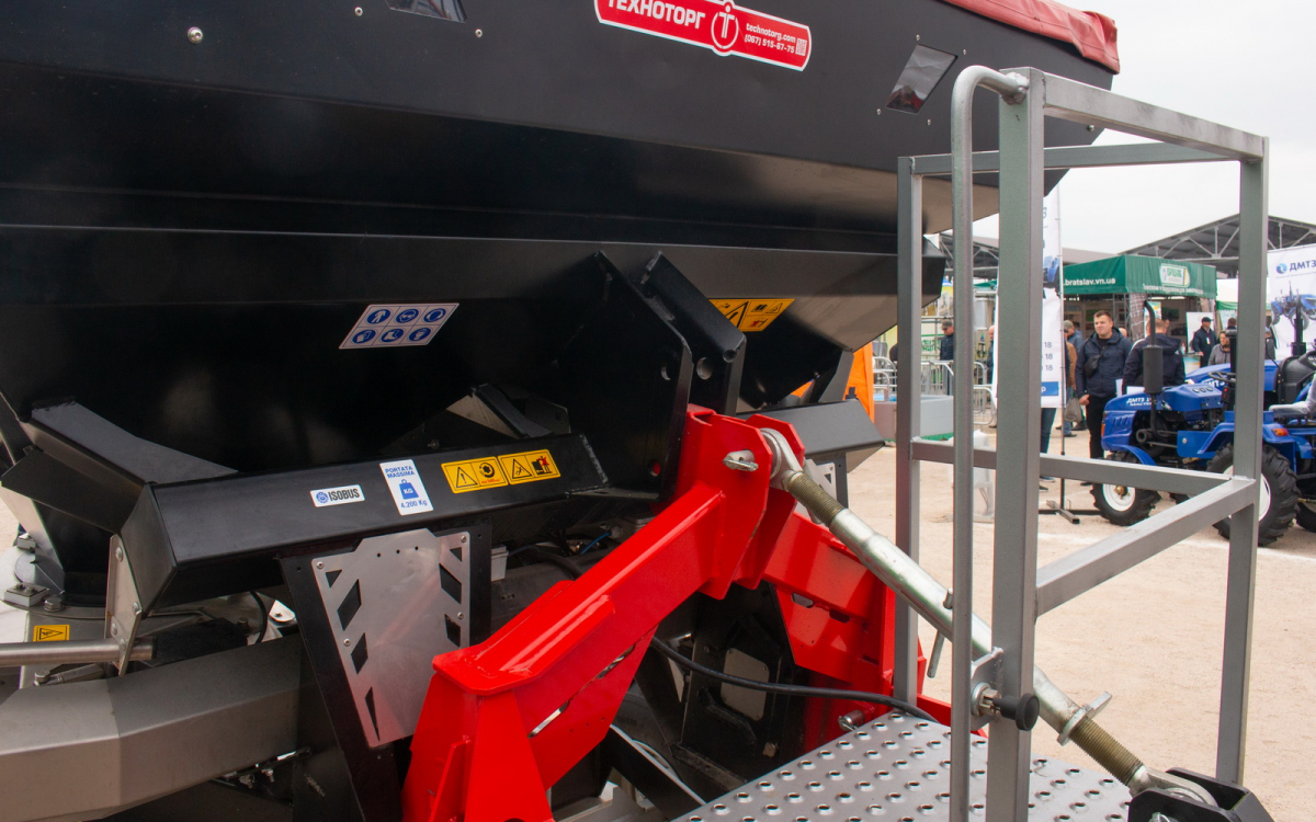 Разбрасыватель твёрдых минеральных удобрений Line M42 DCM Spreaders