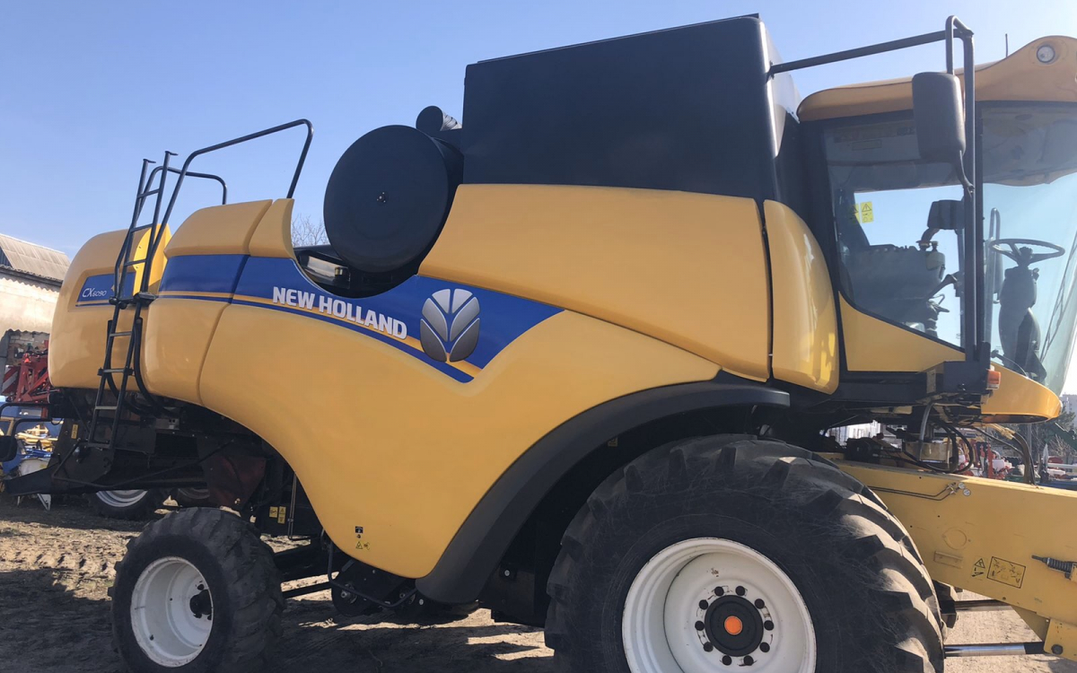 Комбайн New Holland CX 6090 2012 года выпуска