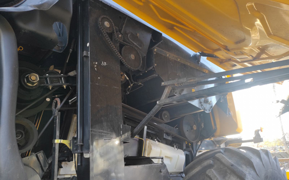 Комбайн New Holland CR9080 2014 года + жатка 7В30FD 