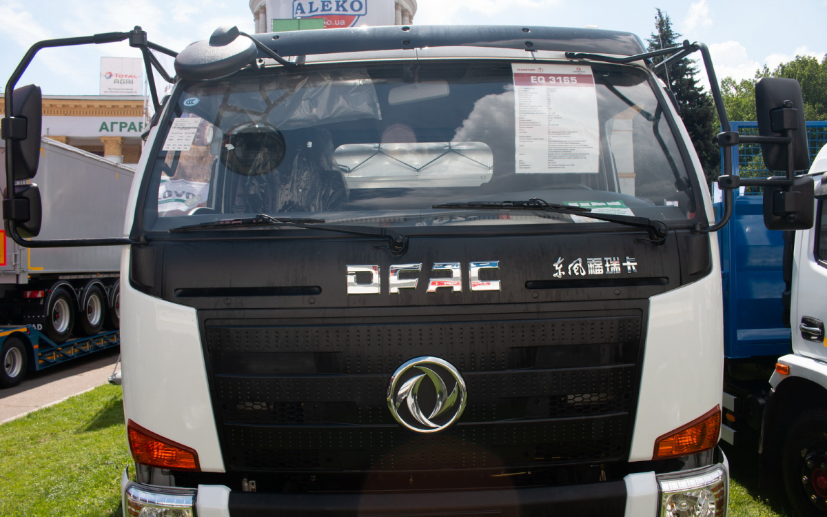 Середньотонажні вантажні шасі DFA 3165 Dongfeng