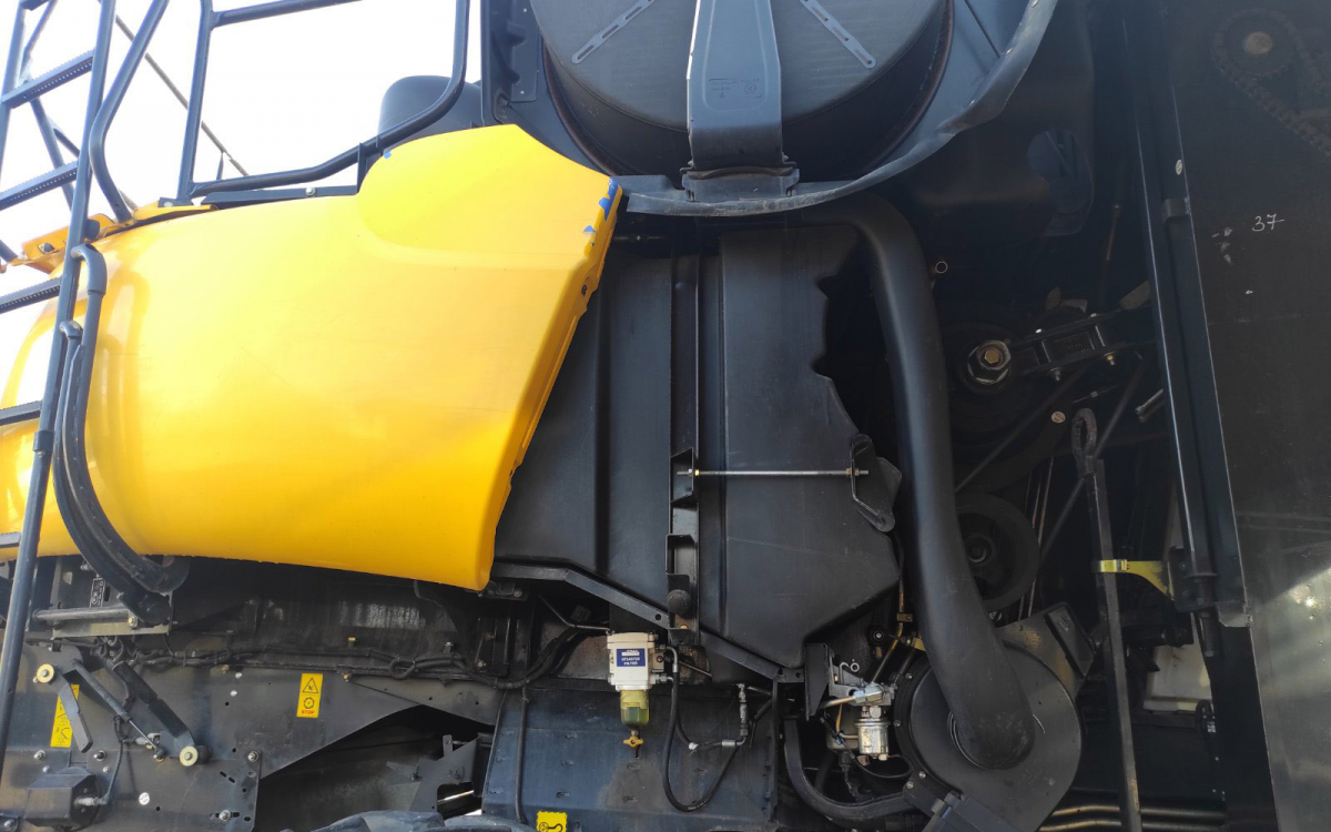 Комбайн New Holland CR9080 2014 года + жатка 7В30FD 