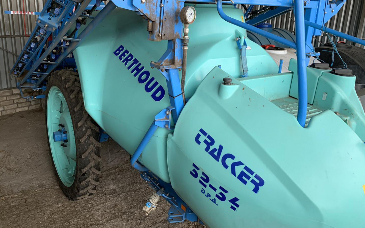 Опрыскиватель BERTHOUD TRACKER 3200 DPA S AXIALE 28 2018 года