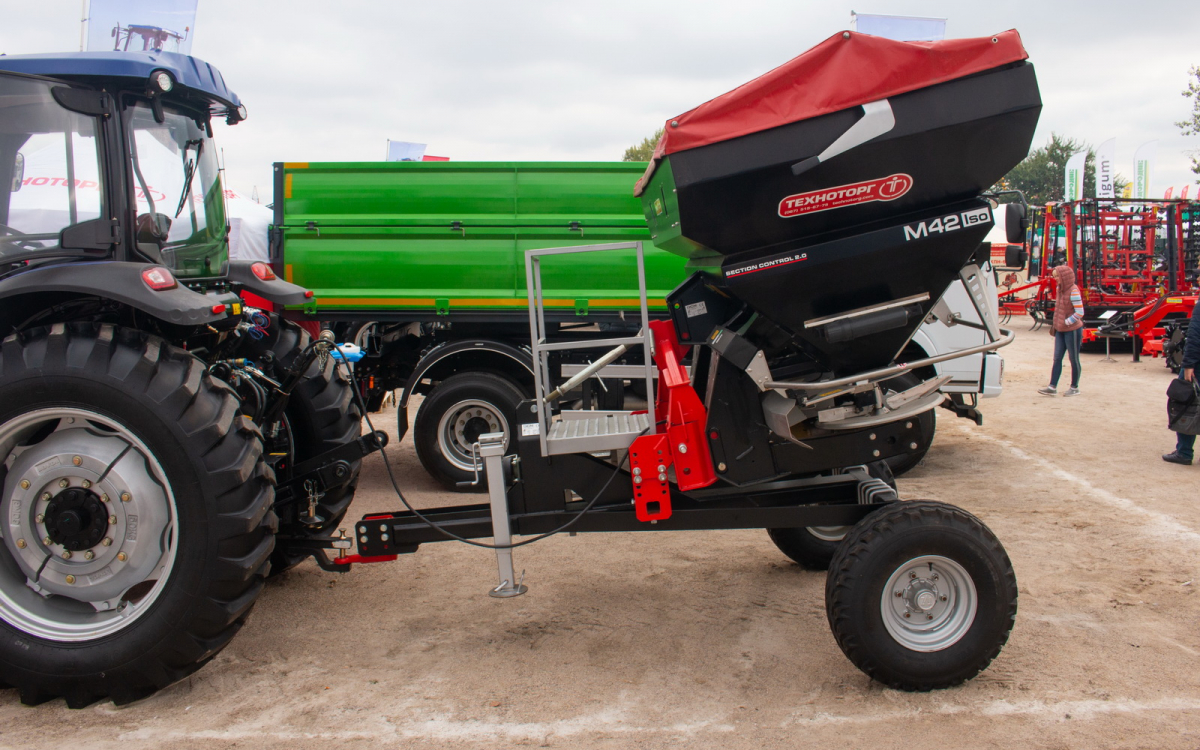 Разбрасыватель твёрдых минеральных удобрений Line M42 DCM Spreaders