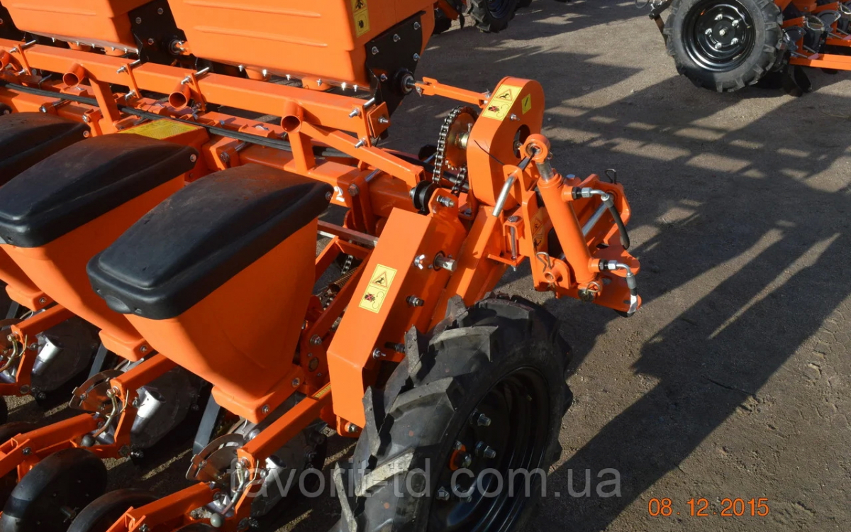 Сеялка пневматическая точного высева Весна-12 ТД Фаворит купить в Техноторг